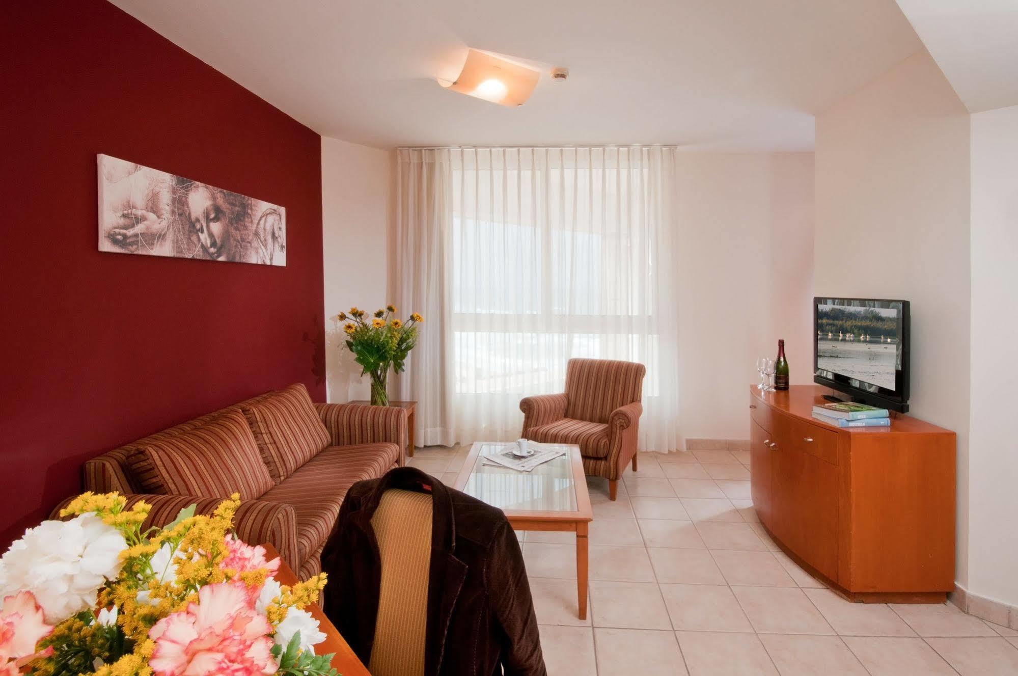 Arena Hotel By The Beach Bat Yam Zimmer foto